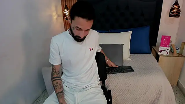 Hisoka 011 online show from 04/17/26, 07:39