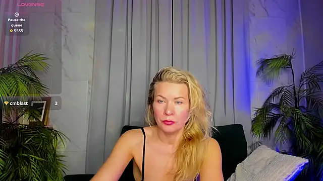 Julia Giulia online show from 03/27/26, 08:20