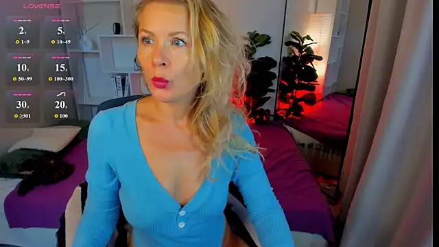 Snapshot of Julia_Giulia chatting on 06/25/26, 06:23 Julia Giulia online show from 06/25/26, 06:23