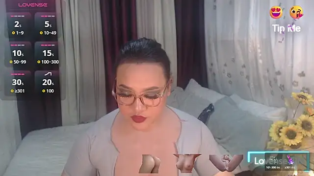 Snapshot of Hotcum_ella chatting on 02/16/26, 12:40 Hotcum ella online show from 02/16/26, 12:40