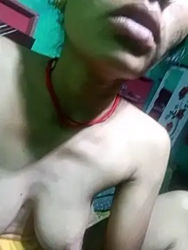 Snapshot of Shreya-couple chatting on 09/28/25, 01:05 Shreya-couple online show from 09/28/25, 01:05