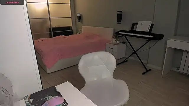 Snapshot of LolaVexx chatting on 10/14/25, 04:19 LolaVexx online show from 10/14/25, 04:19