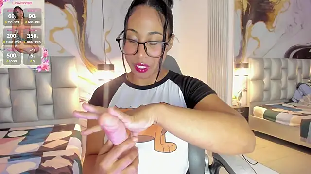 Snapshot of Elowen_Clark chatting on 09/23/25, 08:23 Elowen Clark online show from 09/23/25, 08:23