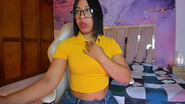 Snapshot of Elowen_Clark chatting on 10/16/25, 08:21 Elowen Clark online show from 10/16/25, 08:21