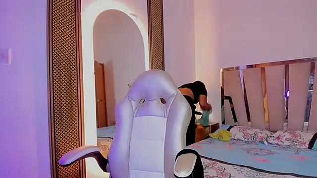 Snapshot of Elowen_Clark chatting on 11/25/25, 07:25 Elowen Clark online show from 11/25/25, 07:25