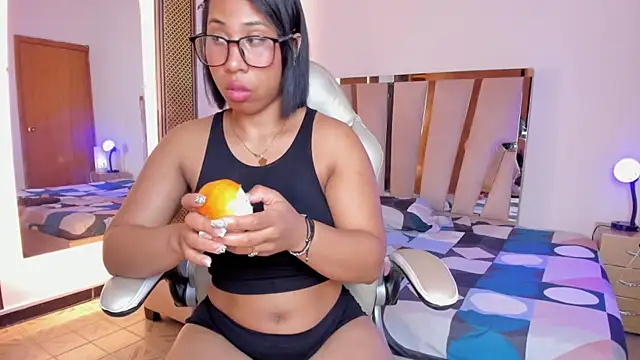 Snapshot of Elowen_Clark chatting on 12/21/25, 08:05 Elowen Clark online show from 12/21/25, 08:05