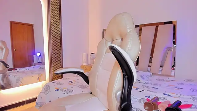 Snapshot of Elowen_Clark chatting on 12/22/25, 07:33 Elowen Clark online show from 12/22/25, 07:33