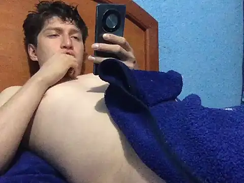 Snapshot of Luisgg18 chatting on 11/02/25, 04:59 Luisgg18 online show from 11/02/25, 04:59