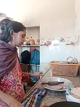 Snapshot of poojarani334 chatting on 12/19/25, 02:51 poojarani334 online show from 12/19/25, 02:51