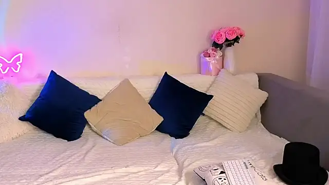 Bella Hillss online show from 11/06/25, 07:48