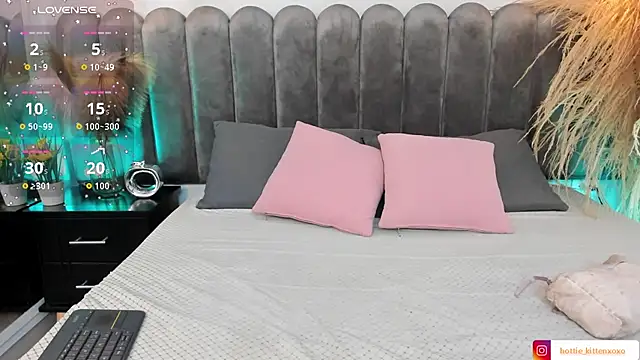 Viollet xoxo online show from 10/12/25, 12:26