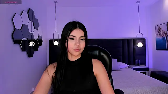 MiaLaurence online show from 05/30/26, 07:00