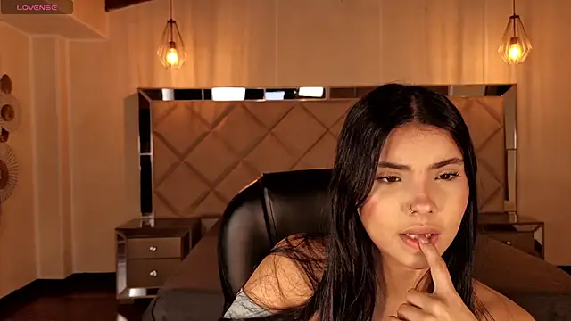 MiaLaurence online show from 06/10/26, 06:51