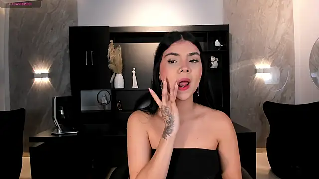 MiaLaurence online show from 06/16/26, 07:38