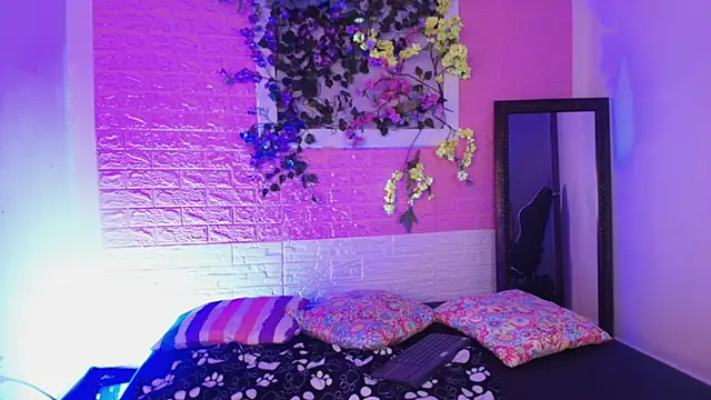 Snapshot of Katy_bratz_ chatting on 09/13/25, 02:44 Katy bratz online show from 09/13/25, 02:44