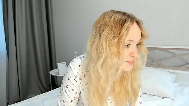 Julliakoill online show from 10/13/25, 10:37