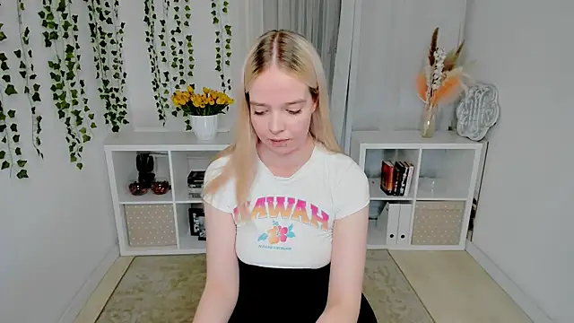 Snapshot of BellaMontgomery chatting on 06/19/26, 10:35 BellaMontgomery online show from 06/19/26, 10:35