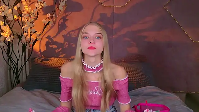 4example Chloe online show from 09/30/25, 10:53