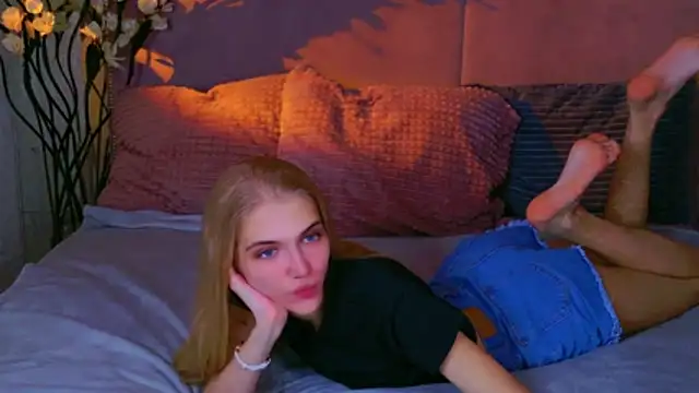 4example Chloe online show from 10/15/25, 10:48