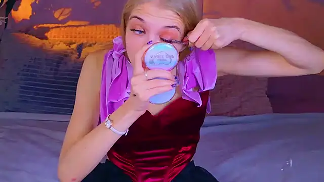 4example Chloe online show from 10/22/25, 10:37