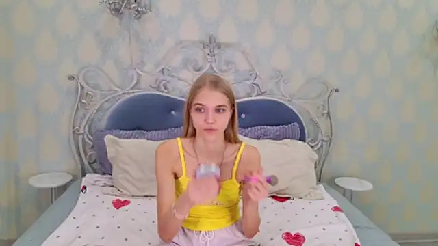 4example Chloe online show from 11/21/25, 10:36