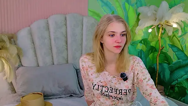 Snapshot of 4example_Chloe chatting on 06/28/26, 05:35 4example Chloe online show from 06/28/26, 05:35