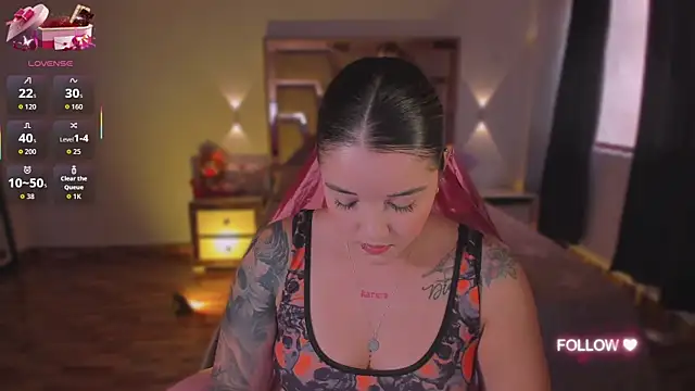 lunaarose online show from 10/30/25, 03:35