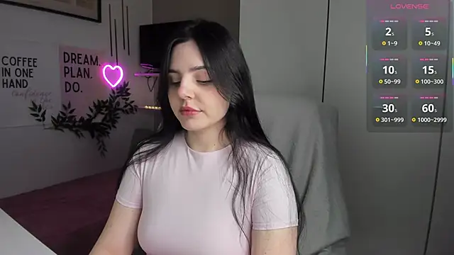 LiaWoow online show from 11/21/25, 02:27