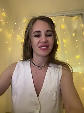 Snapshot of LucieMack chatting on 05/27/26, 03:42 LucieMack online show from 05/27/26, 03:42