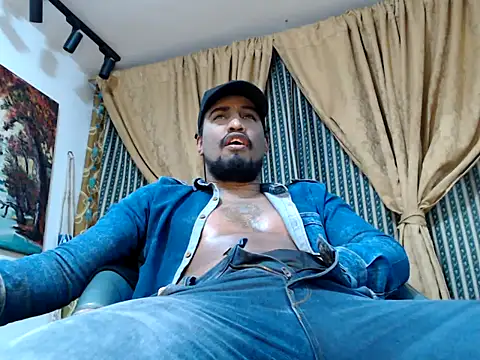 Snapshot of ElCaballeroNegro24 chatting on 10/04/25, 10:52 ElCaballeroNegro24 online show from 10/04/25, 10:52