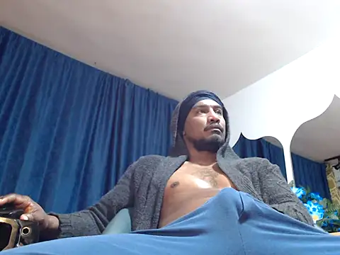 Snapshot of ElCaballeroNegro24 chatting on 12/18/25, 01:44 ElCaballeroNegro24 online show from 12/18/25, 01:44