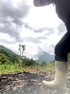 Snapshot of Lai005 chatting on 09/12/25, 03:28 Lai005 online show from 09/12/25, 03:28