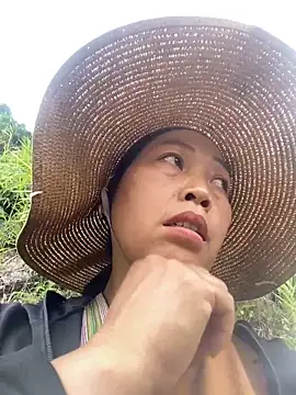 Snapshot of Lai005 chatting on 10/12/25, 02:49 Lai005 online show from 10/12/25, 02:49