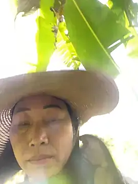 Snapshot of Lai005 chatting on 10/30/25, 04:03 Lai005 online show from 10/30/25, 04:03