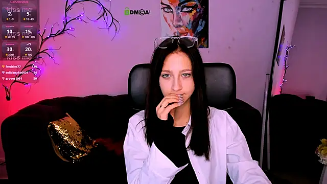 Snapshot of lau_ra_queen chatting on 12/15/25, 08:13 lau ra queen online show from 12/15/25, 08:13