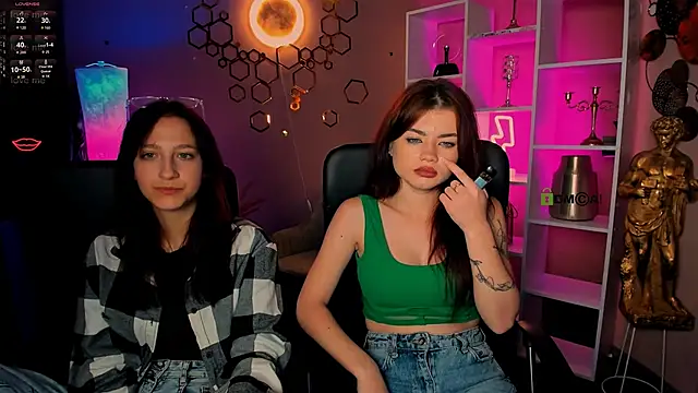 Snapshot of lau_ra_queen chatting on 12/17/25, 08:59 lau ra queen online show from 12/17/25, 08:59