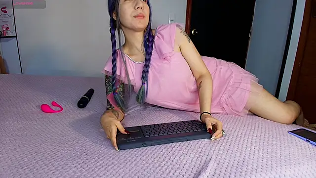 karlamoon23 online show from 04/18/26, 12:14