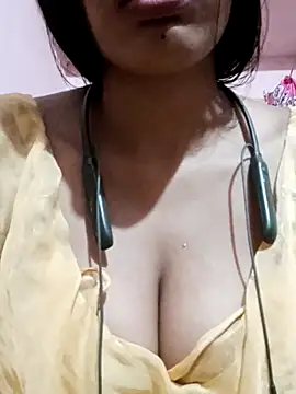 Snapshot of kaviyaponnu0987 chatting on 11/15/25, 08:00 kaviyaponnu0987 online show from 11/15/25, 08:00