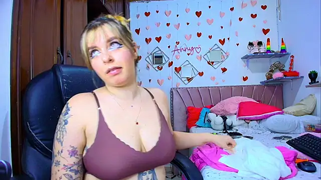 Snapshot of Anny_Hurtado chatting on 11/17/25, 05:24 Anny Hurtado online show from 11/17/25, 05:24