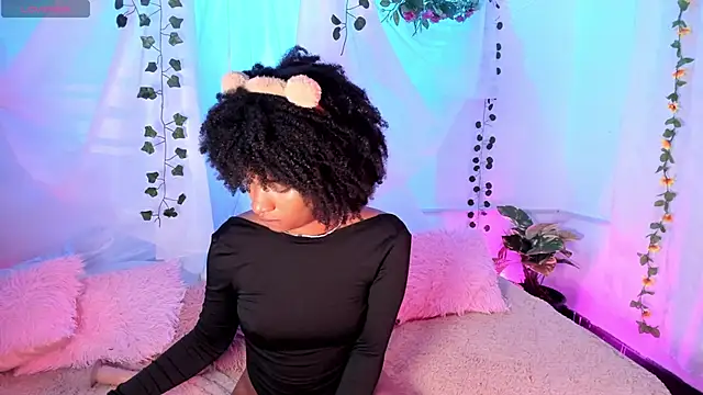 Snapshot of Lolalewis777 chatting on 02/07/26, 10:35 Lolalewis777 online show from 02/07/26, 10:35
