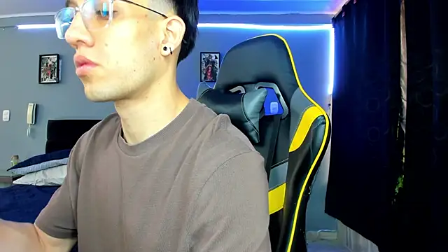 Snapshot of alexgiraldo__ chatting on 09/12/25, 12:49 alexgiraldo online show from 09/12/25, 12:49