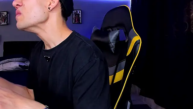 Snapshot of alexgiraldo__ chatting on 09/13/25, 01:44 alexgiraldo online show from 09/13/25, 01:44