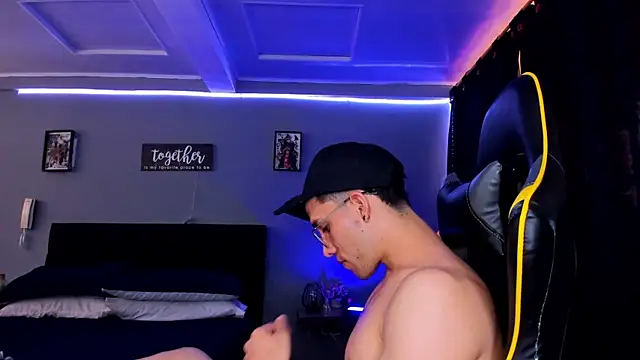 Snapshot of alexgiraldo__ chatting on 09/19/25, 02:40 alexgiraldo online show from 09/19/25, 02:40