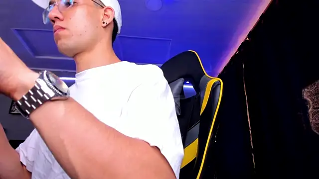 Snapshot of alexgiraldo__ chatting on 09/21/25, 01:46 alexgiraldo online show from 09/21/25, 01:46