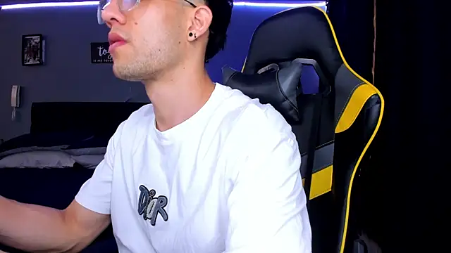 Snapshot of alexgiraldo__ chatting on 09/24/25, 02:42 alexgiraldo online show from 09/24/25, 02:42