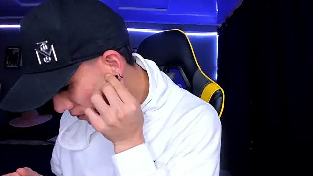 Snapshot of alexgiraldo__ chatting on 09/28/25, 11:37 alexgiraldo online show from 09/28/25, 11:37