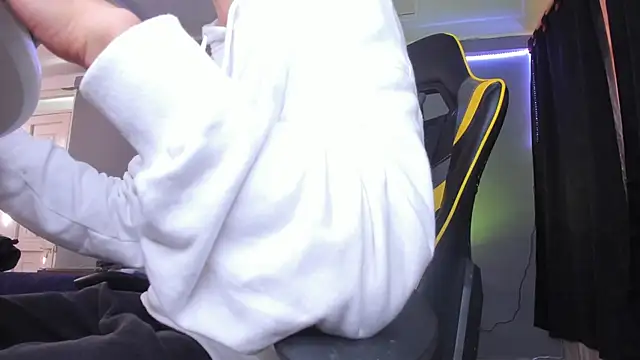 Snapshot of alexgiraldo__ chatting on 10/02/25, 12:01 alexgiraldo online show from 10/02/25, 12:01