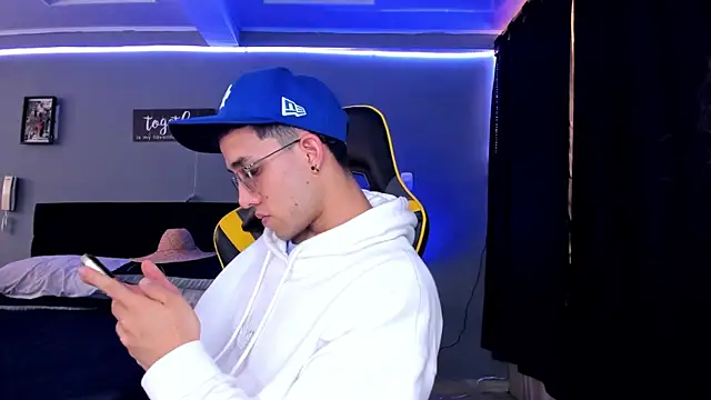 Snapshot of alexgiraldo__ chatting on 10/04/25, 01:20 alexgiraldo online show from 10/04/25, 01:20