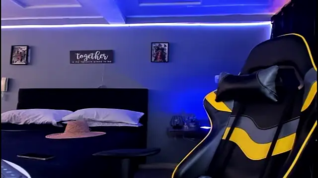 Snapshot of alexgiraldo__ chatting on 10/09/25, 01:20 alexgiraldo online show from 10/09/25, 01:20