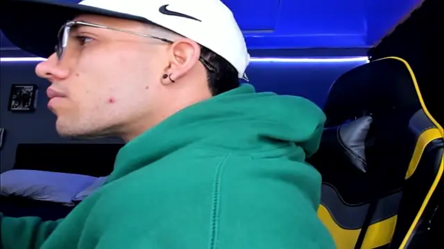 Snapshot of alexgiraldo__ chatting on 10/10/25, 12:26 alexgiraldo online show from 10/10/25, 12:26